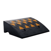 VEVOR Rubber Curb Ramp 15.2 cm Rise Height Sidewalk Curb Ramp, 37 cm Width 49.1 cm Length Driveway Ramp for Curb, 15T Heavy Duty Rubber Ramp for Forkl