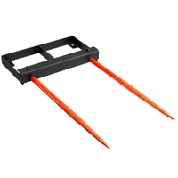 VEVOR 49" Hay Spear, Bale Spears 1360kg Loading Capacity, Skid Steer Loader Tractor Bucket Attachment with 2pcs 17.5" Stabilizer Spears and 60" Chain,