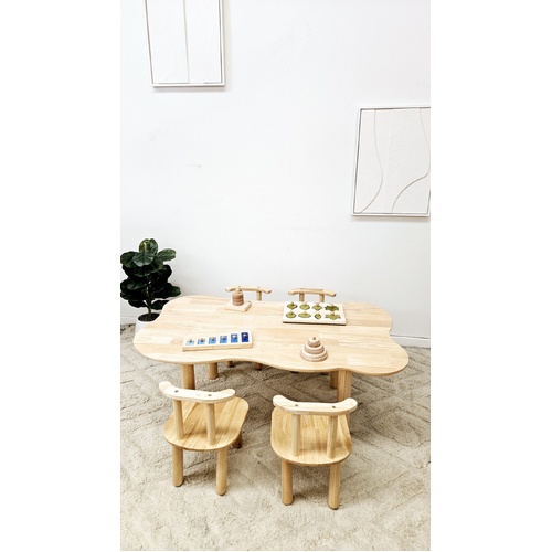 Child hardwood cloud table with 4 chairs